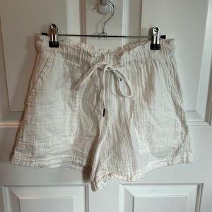 Gap White Gauze shorts size XS 4”